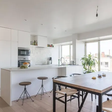 Classy Flat With Awesome View And Great Location!